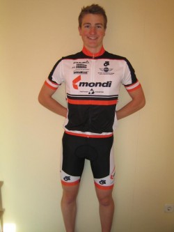 Der orange-schwarz/weiße Express rollt durchs Münsterland